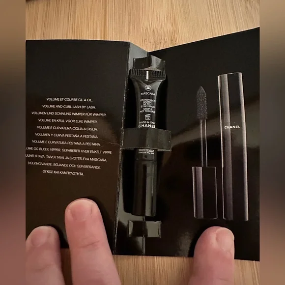 CHANEL Authentic Nior mini mascara in black - Picture 2 of 3